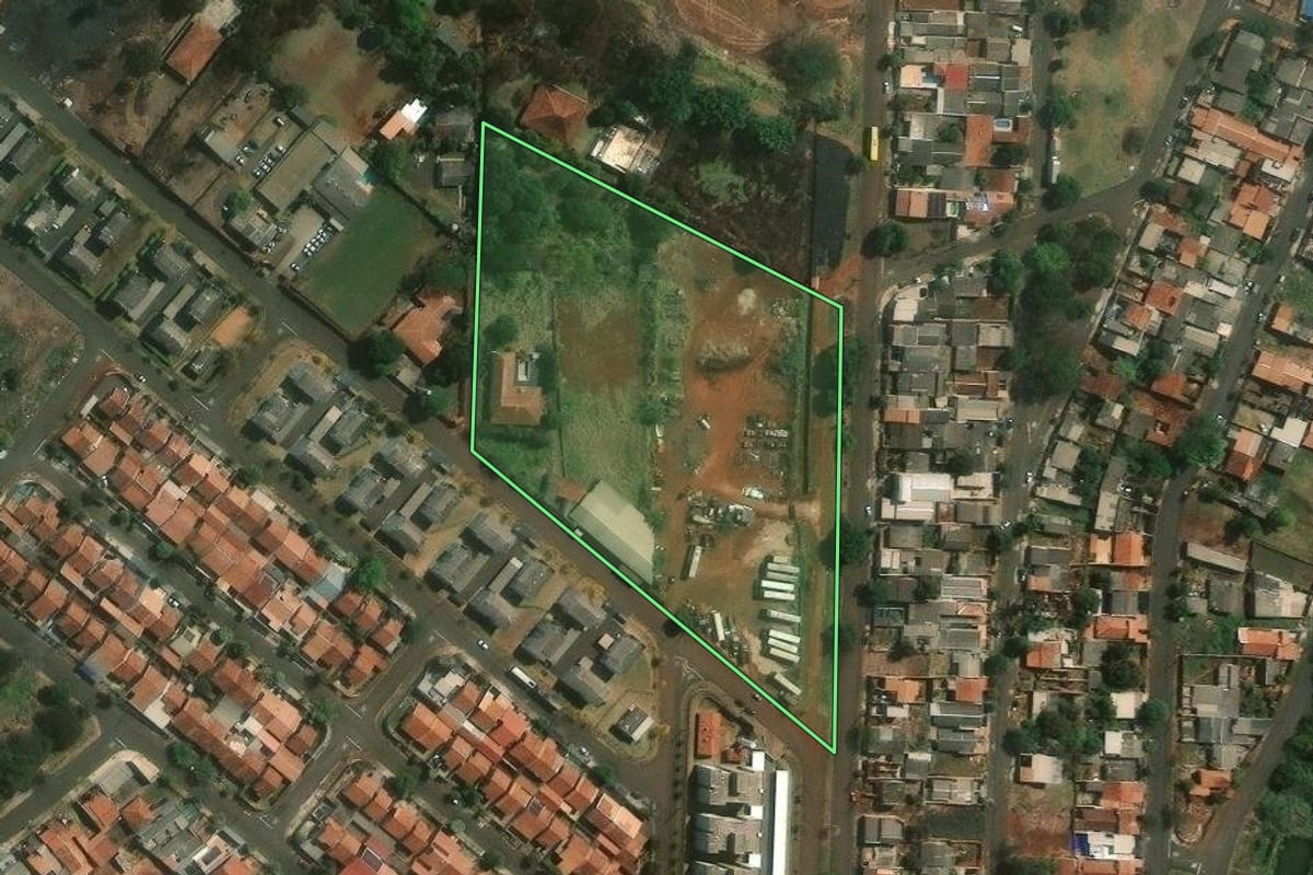 Imagem de satélite do imóvel rural em Londrina (PR), com o contorno declarado no CAR desenhado por cima.