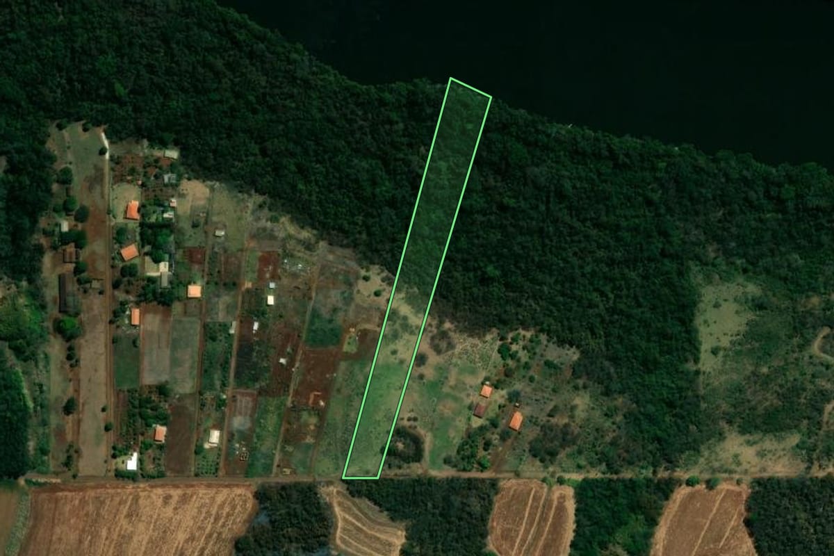 Imagem de satélite do imóvel rural em Londrina (PR), com o contorno declarado no CAR desenhado por cima.
