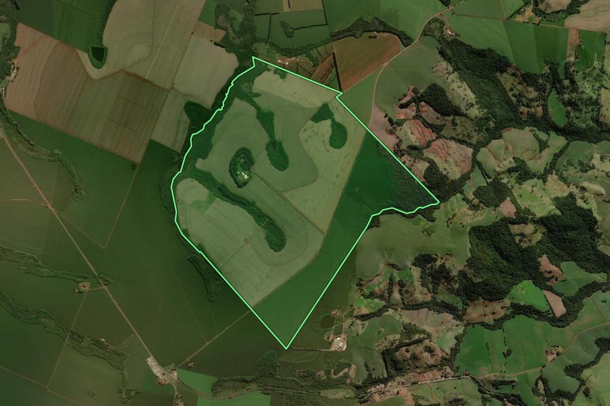Imagem de satélite do imóvel rural em Luiziana (PR), com o contorno declarado no CAR desenhado por cima.