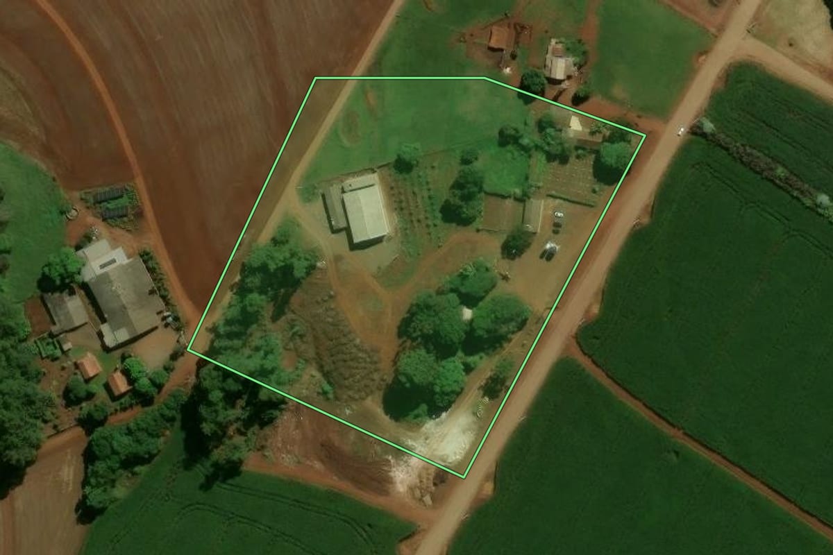 Imagem de satélite do imóvel rural em Luiziana (PR), com o contorno declarado no CAR desenhado por cima.