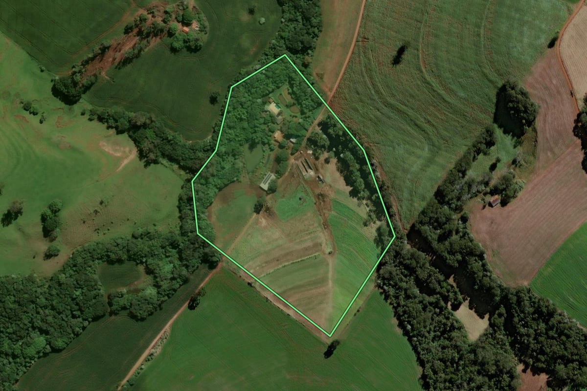 Imagem de satélite do imóvel rural em Luiziana (PR), com o contorno declarado no CAR desenhado por cima.