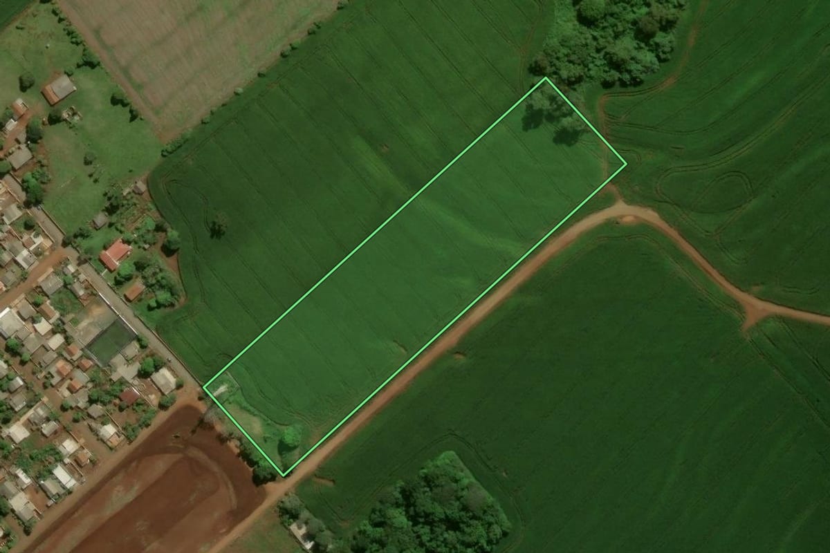 Imagem de satélite do imóvel rural em Luiziana (PR), com o contorno declarado no CAR desenhado por cima.