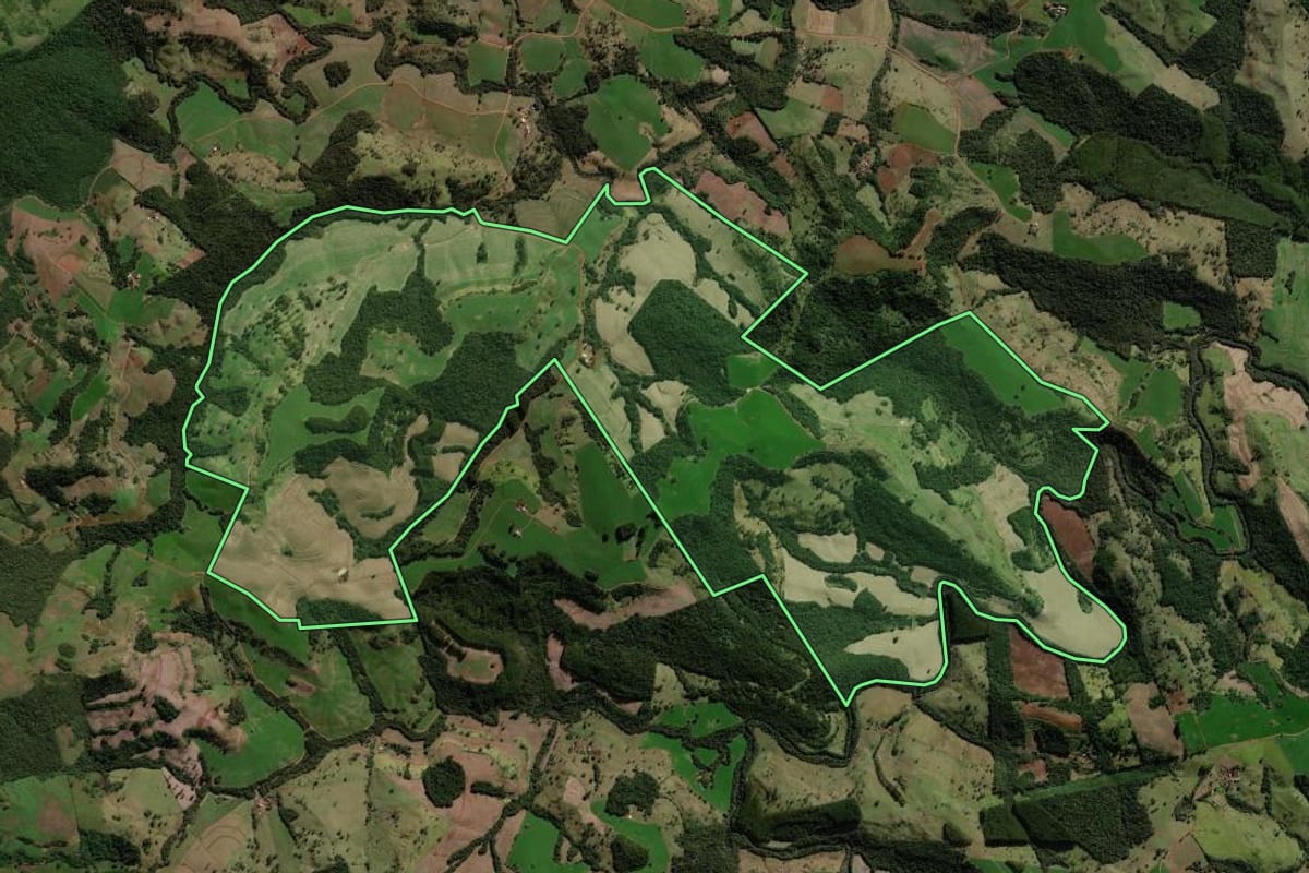 Imagem de satélite do imóvel rural em Luiziana (PR), com o contorno declarado no CAR desenhado por cima.