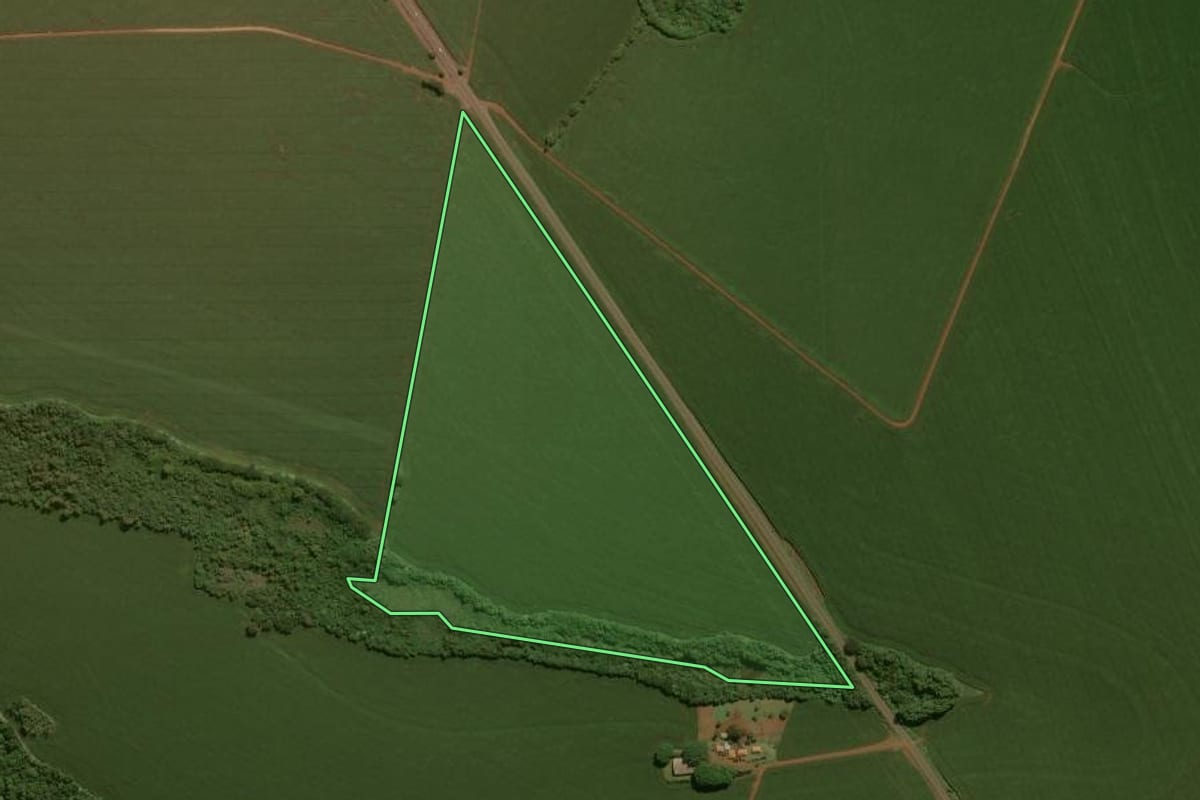 Imagem de satélite do imóvel rural em Luiziana (PR), com o contorno declarado no CAR desenhado por cima.