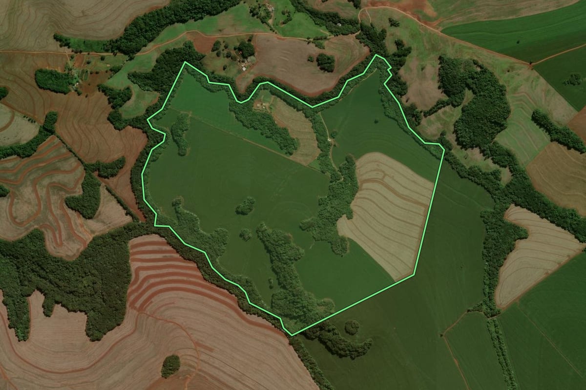 Imagem de satélite do imóvel rural em Luiziana (PR), com o contorno declarado no CAR desenhado por cima.
