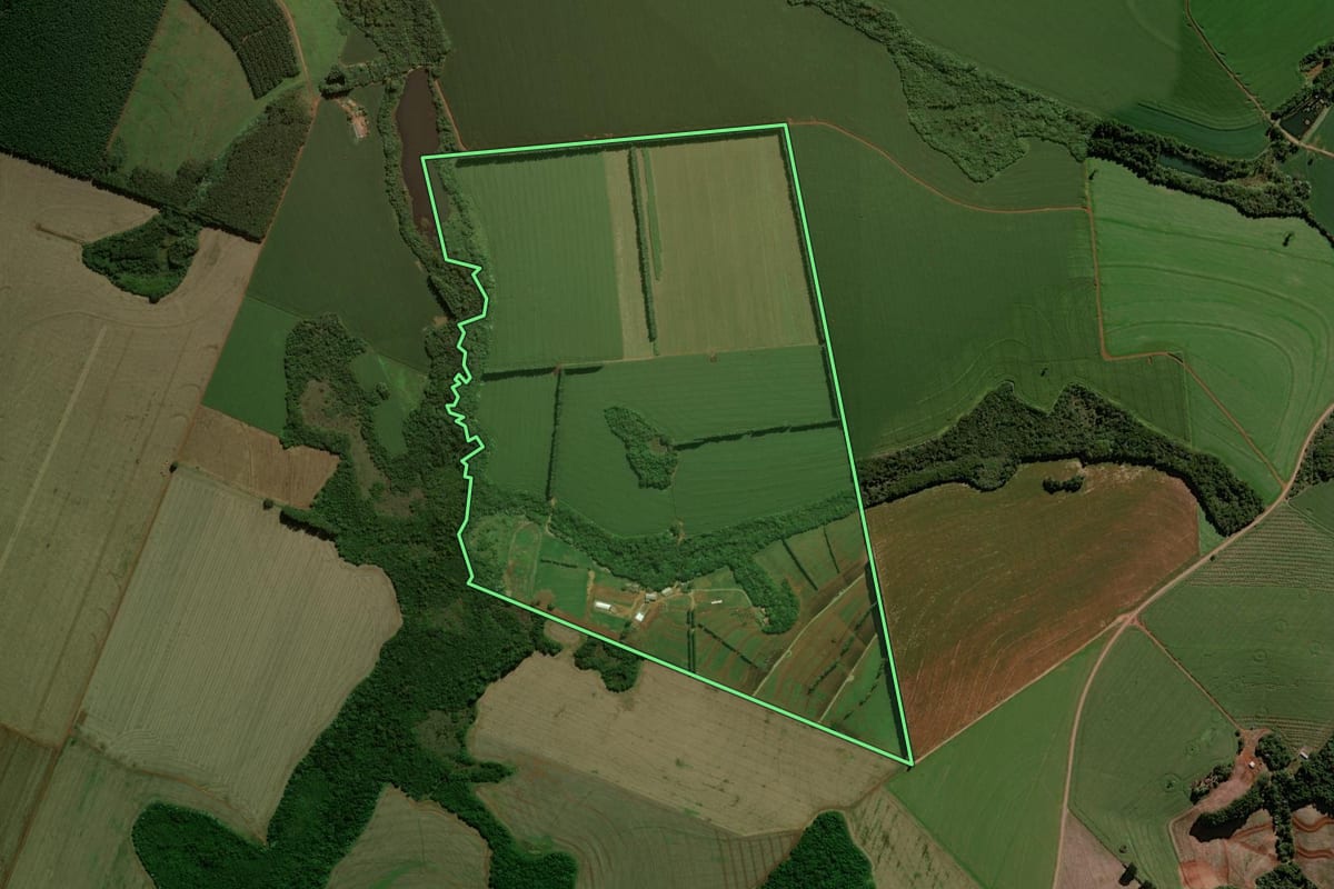 Imagem de satélite do imóvel rural em Luiziana (PR), com o contorno declarado no CAR desenhado por cima.