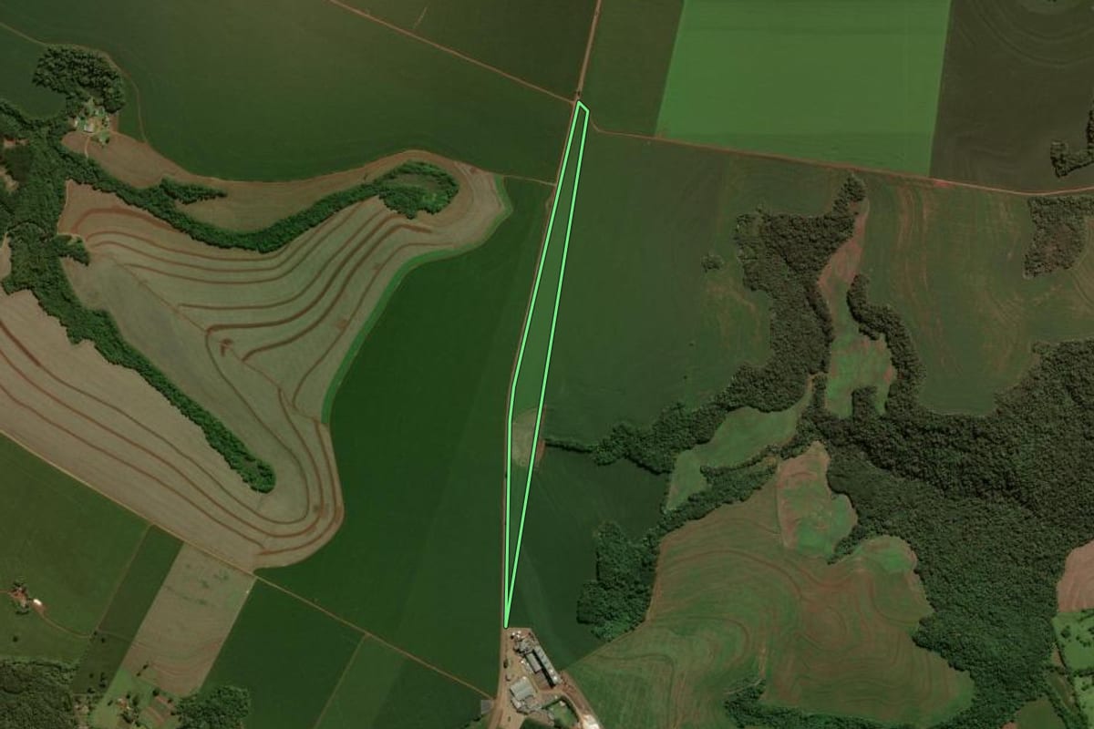 Imagem de satélite do imóvel rural em Luiziana (PR), com o contorno declarado no CAR desenhado por cima.