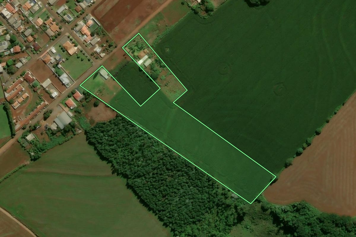 Imagem de satélite do imóvel rural em Luiziana (PR), com o contorno declarado no CAR desenhado por cima.