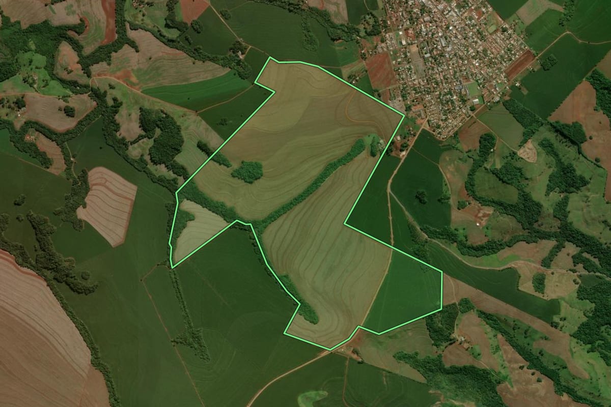 Imagem de satélite do imóvel rural em Luiziana (PR), com o contorno declarado no CAR desenhado por cima.