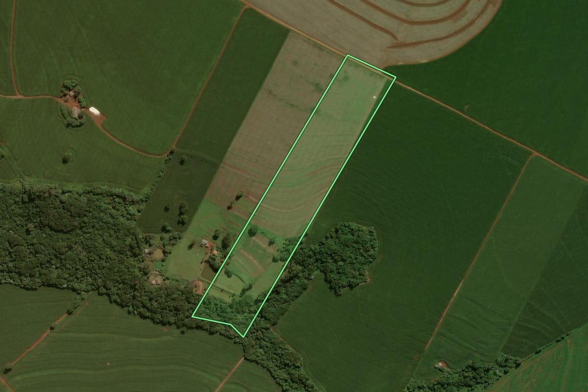 Imagem de satélite do imóvel rural em Luiziana (PR), com o contorno declarado no CAR desenhado por cima.