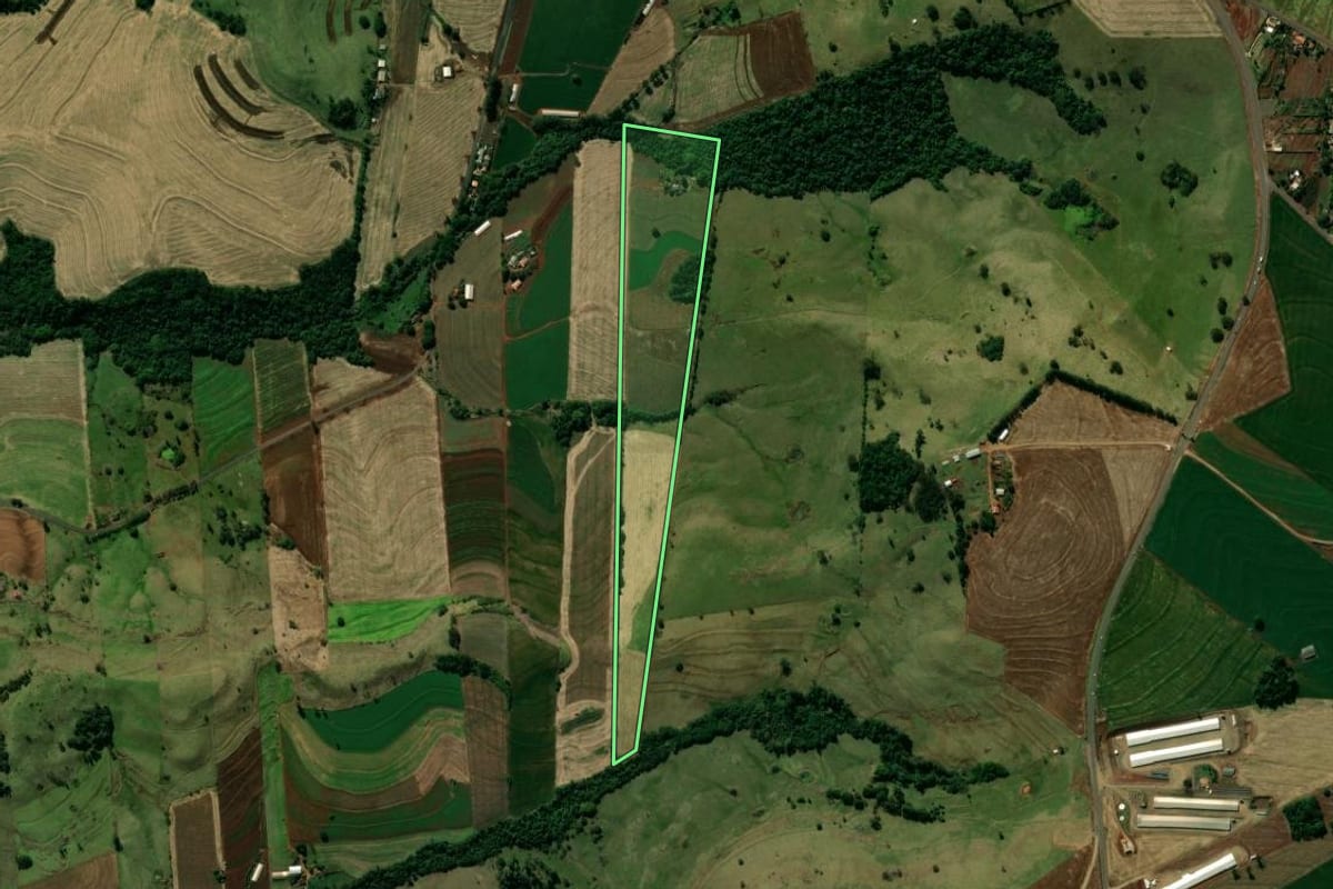 Imagem de satélite do imóvel rural em Lunardelli (PR), com o contorno declarado no CAR desenhado por cima.