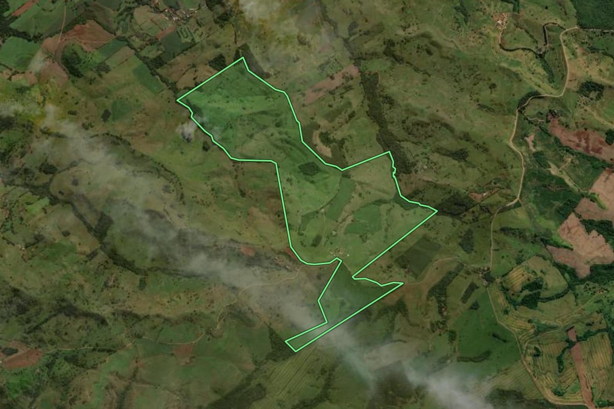 Imagem de satélite do imóvel rural em Lunardelli (PR), com o contorno declarado no CAR desenhado por cima.