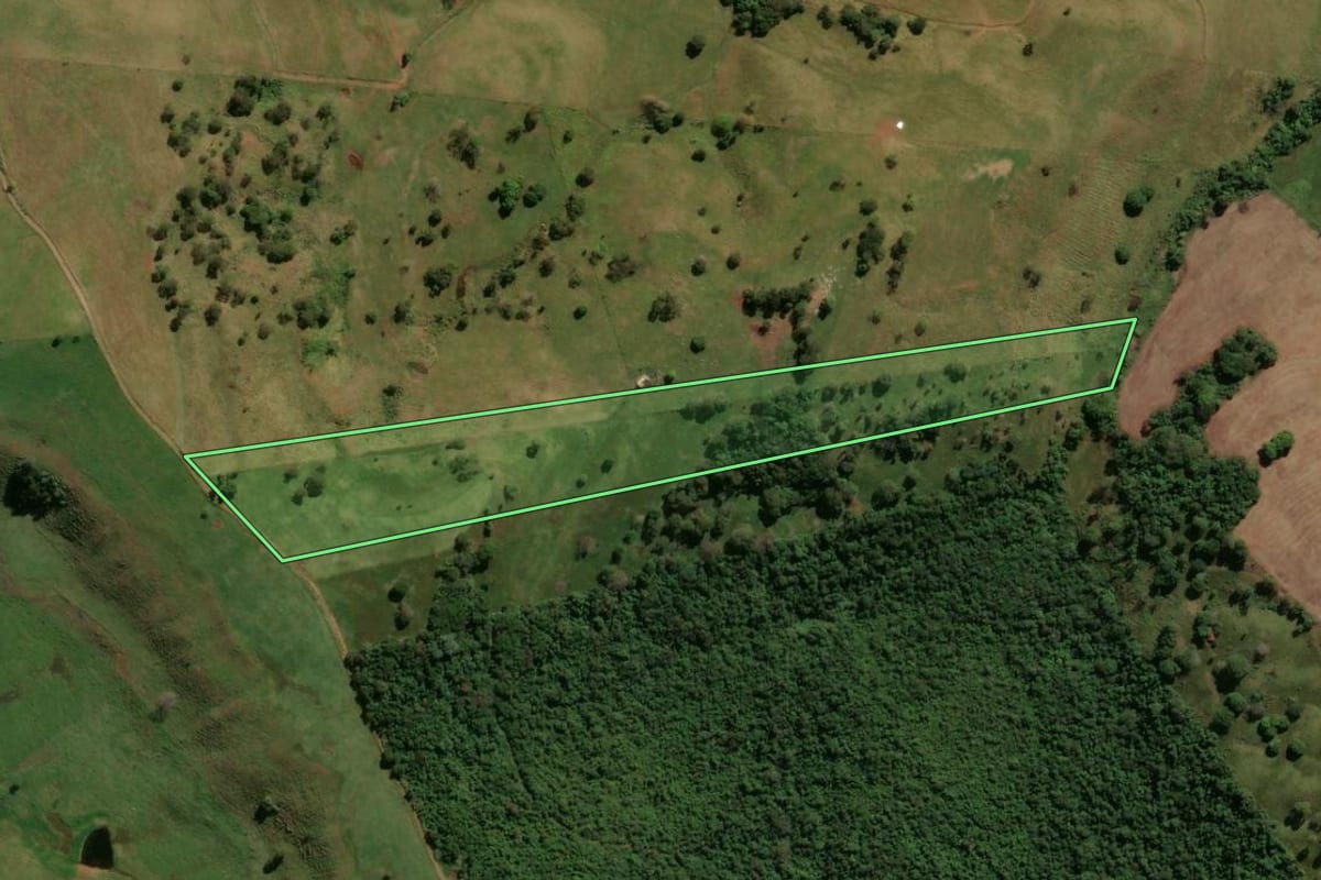Imagem de satélite do imóvel rural em Lunardelli (PR), com o contorno declarado no CAR desenhado por cima.