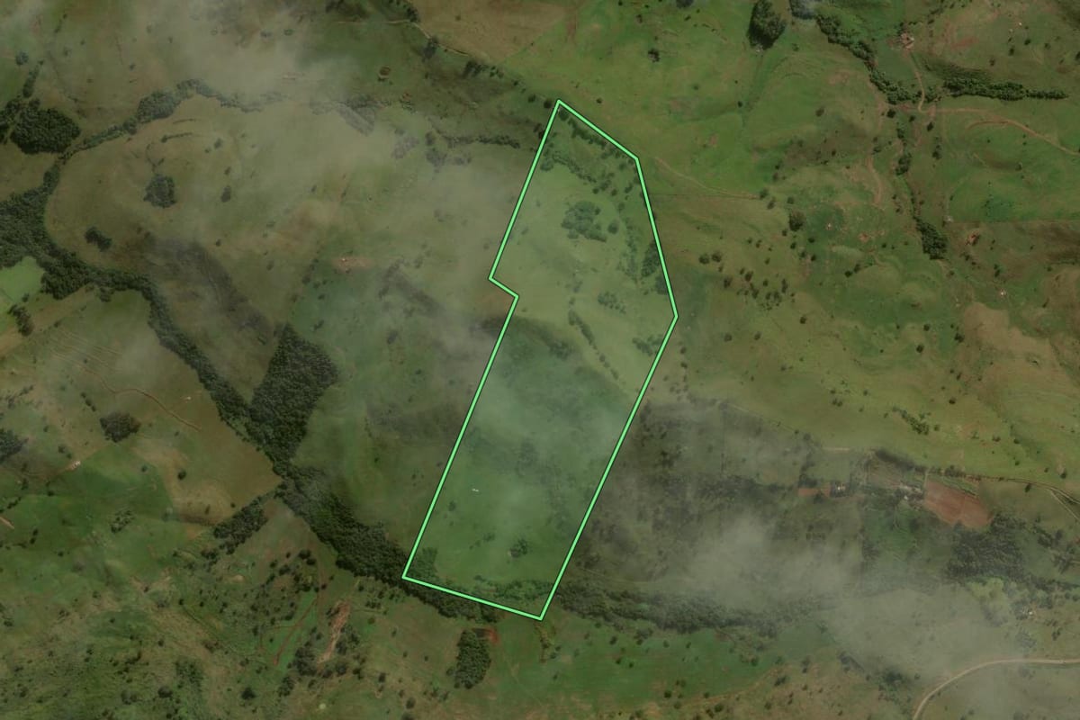 Imagem de satélite do imóvel rural em Lunardelli (PR), com o contorno declarado no CAR desenhado por cima.