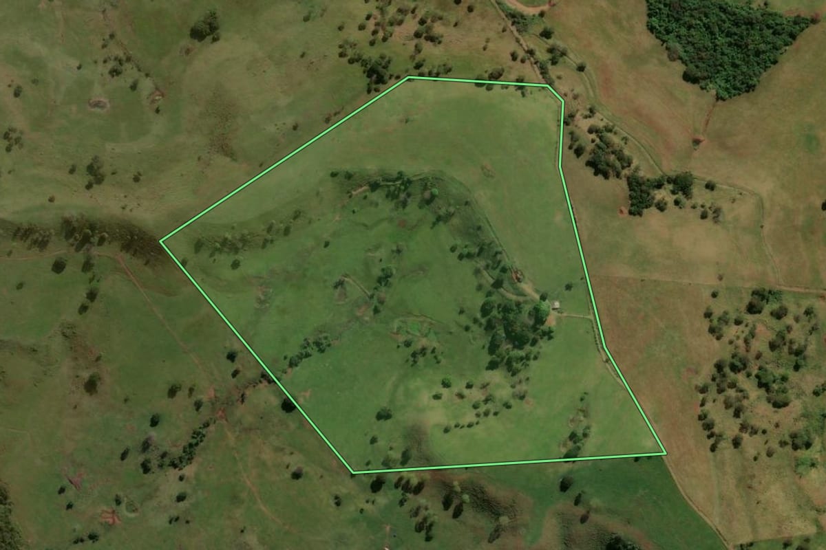 Imagem de satélite do imóvel rural em Lunardelli (PR), com o contorno declarado no CAR desenhado por cima.