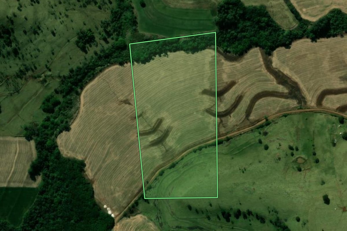 Imagem de satélite do imóvel rural em Lunardelli (PR), com o contorno declarado no CAR desenhado por cima.