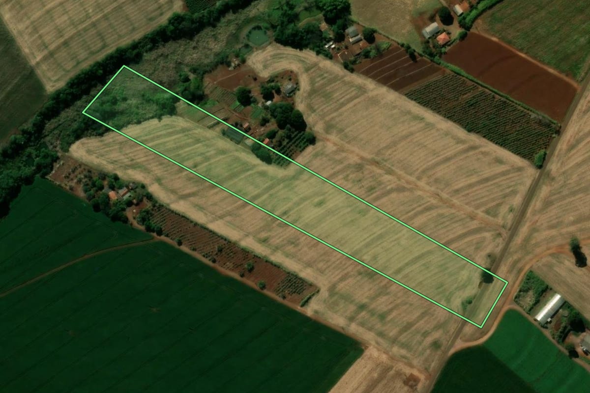 Imagem de satélite do imóvel rural em Lunardelli (PR), com o contorno declarado no CAR desenhado por cima.