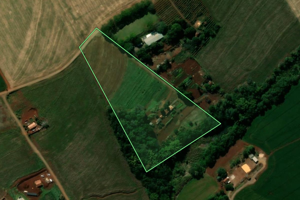 Imagem de satélite do imóvel rural em Lunardelli (PR), com o contorno declarado no CAR desenhado por cima.