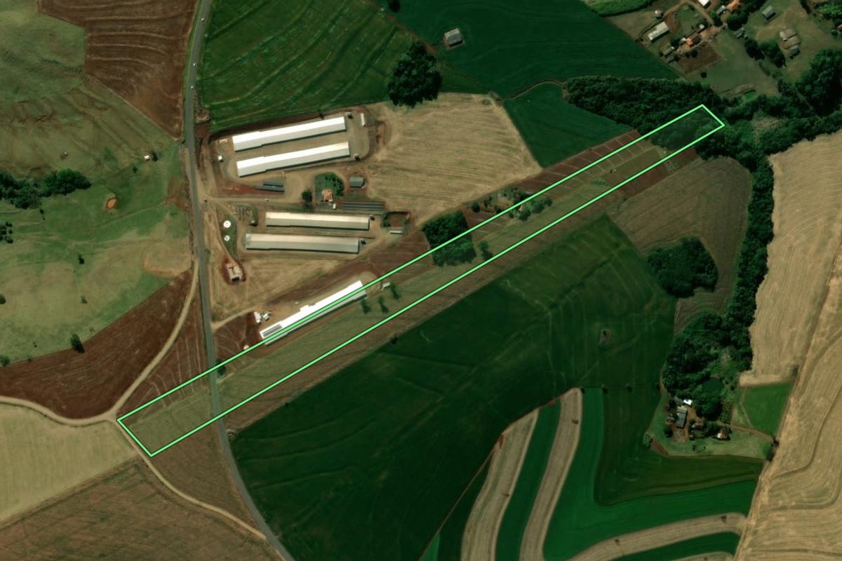 Imagem de satélite do imóvel rural em Lunardelli (PR), com o contorno declarado no CAR desenhado por cima.