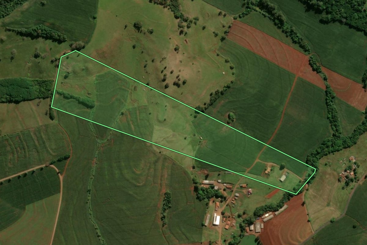 Imagem de satélite do imóvel rural em Lunardelli (PR), com o contorno declarado no CAR desenhado por cima.