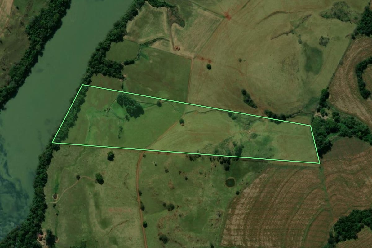 Imagem de satélite do imóvel rural em Lunardelli (PR), com o contorno declarado no CAR desenhado por cima.