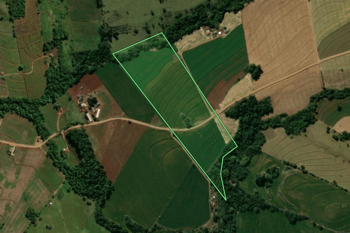 Imagem de satélite do imóvel rural em Lunardelli (PR), com o contorno declarado no CAR desenhado por cima.