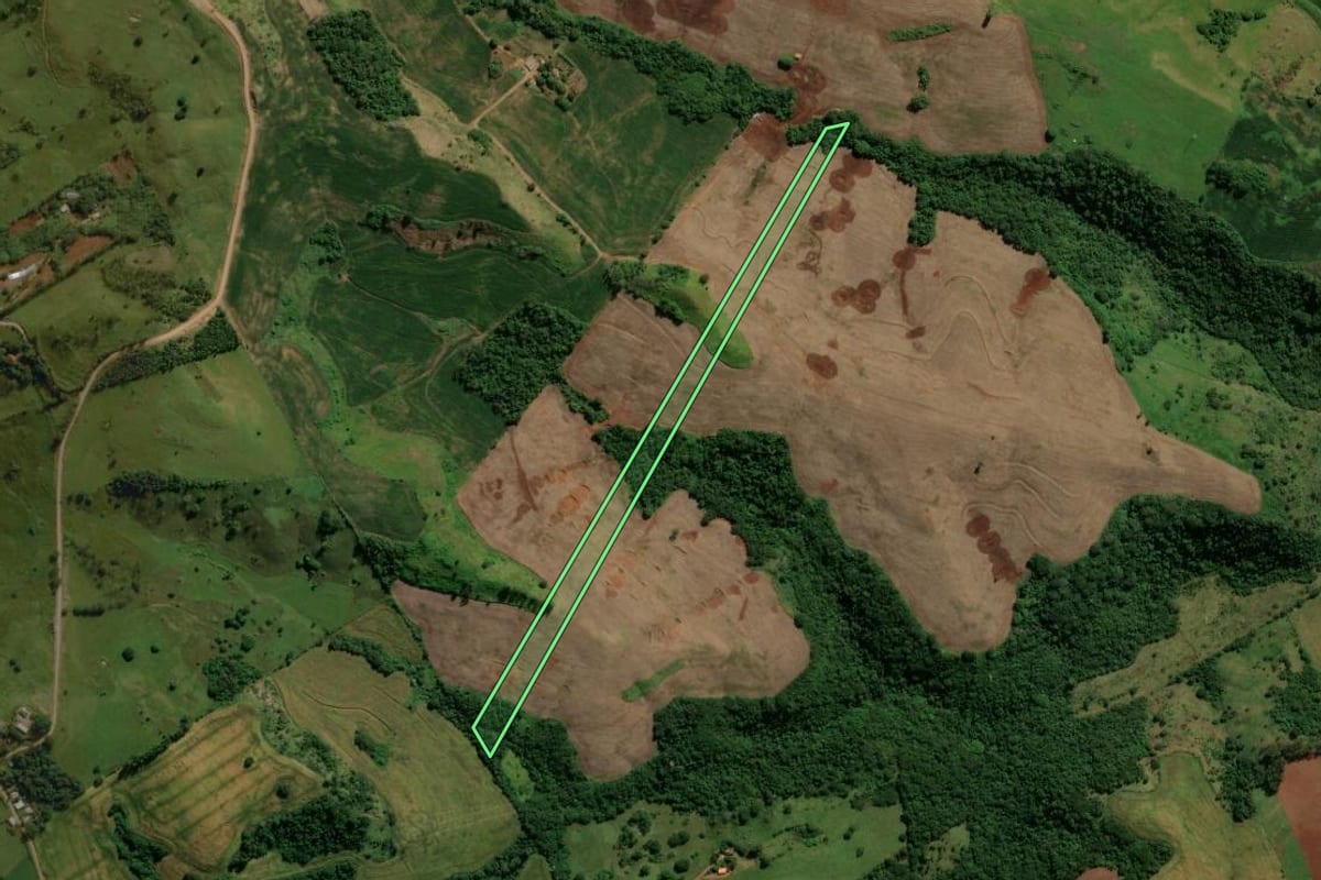 Imagem de satélite do imóvel rural em Lunardelli (PR), com o contorno declarado no CAR desenhado por cima.