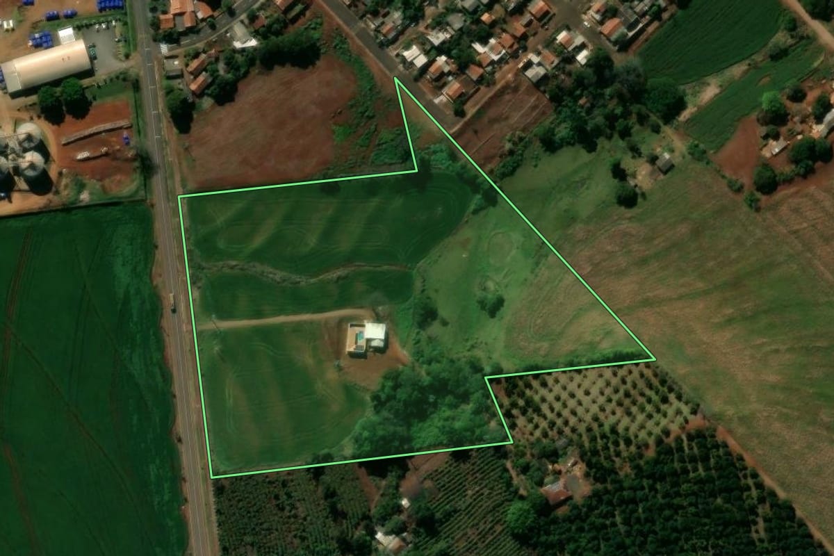 Imagem de satélite do imóvel rural em Lunardelli (PR), com o contorno declarado no CAR desenhado por cima.