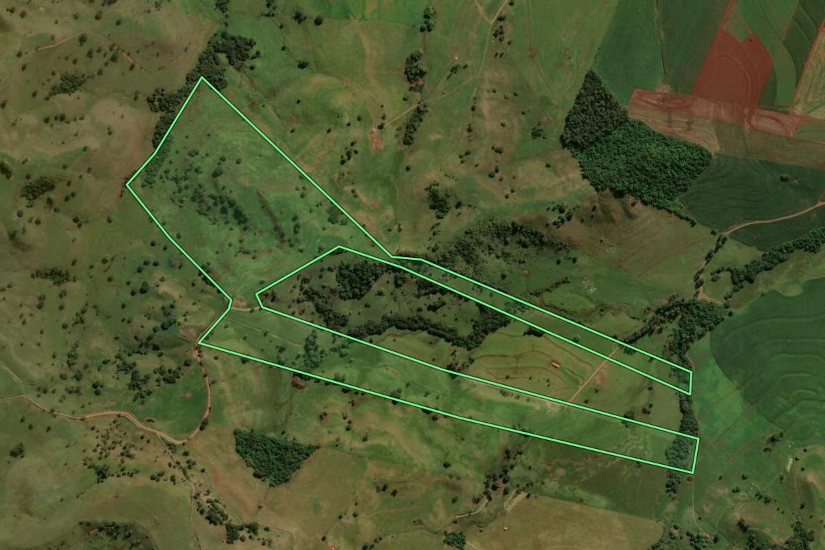 Imagem de satélite do imóvel rural em Lunardelli (PR), com o contorno declarado no CAR desenhado por cima.