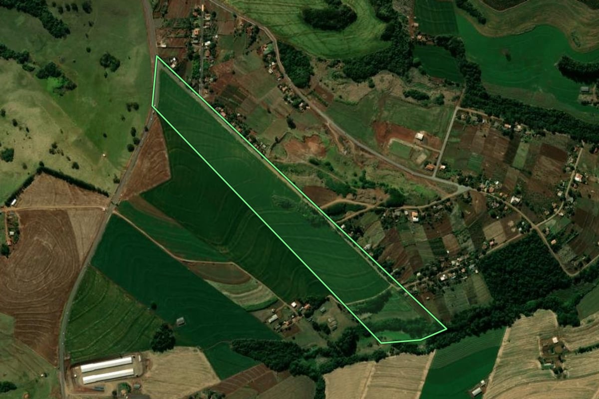 Imagem de satélite do imóvel rural em Lunardelli (PR), com o contorno declarado no CAR desenhado por cima.