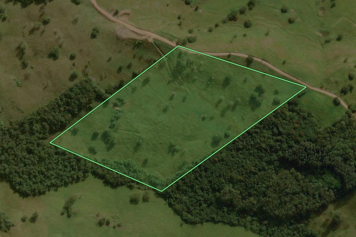 Imagem de satélite do imóvel rural em Lunardelli (PR), com o contorno declarado no CAR desenhado por cima.