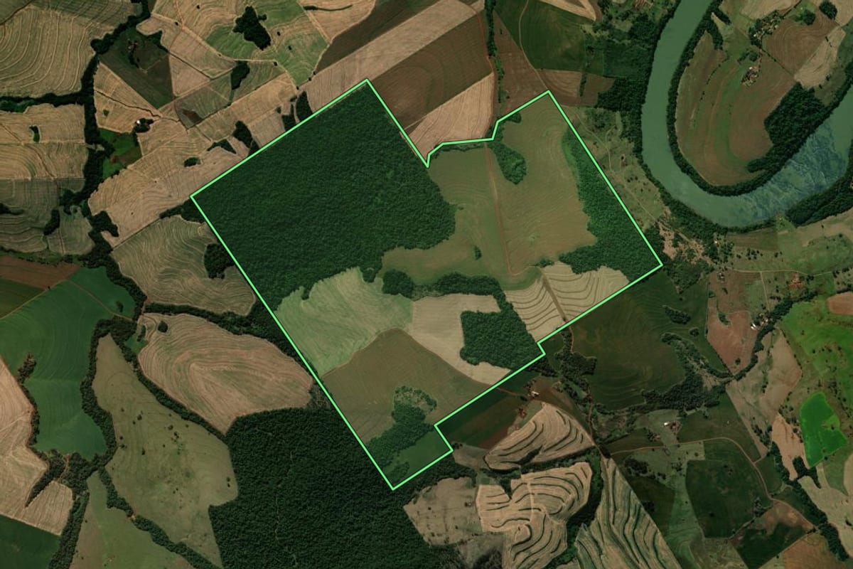 Imagem de satélite do imóvel rural em Lunardelli (PR), com o contorno declarado no CAR desenhado por cima.