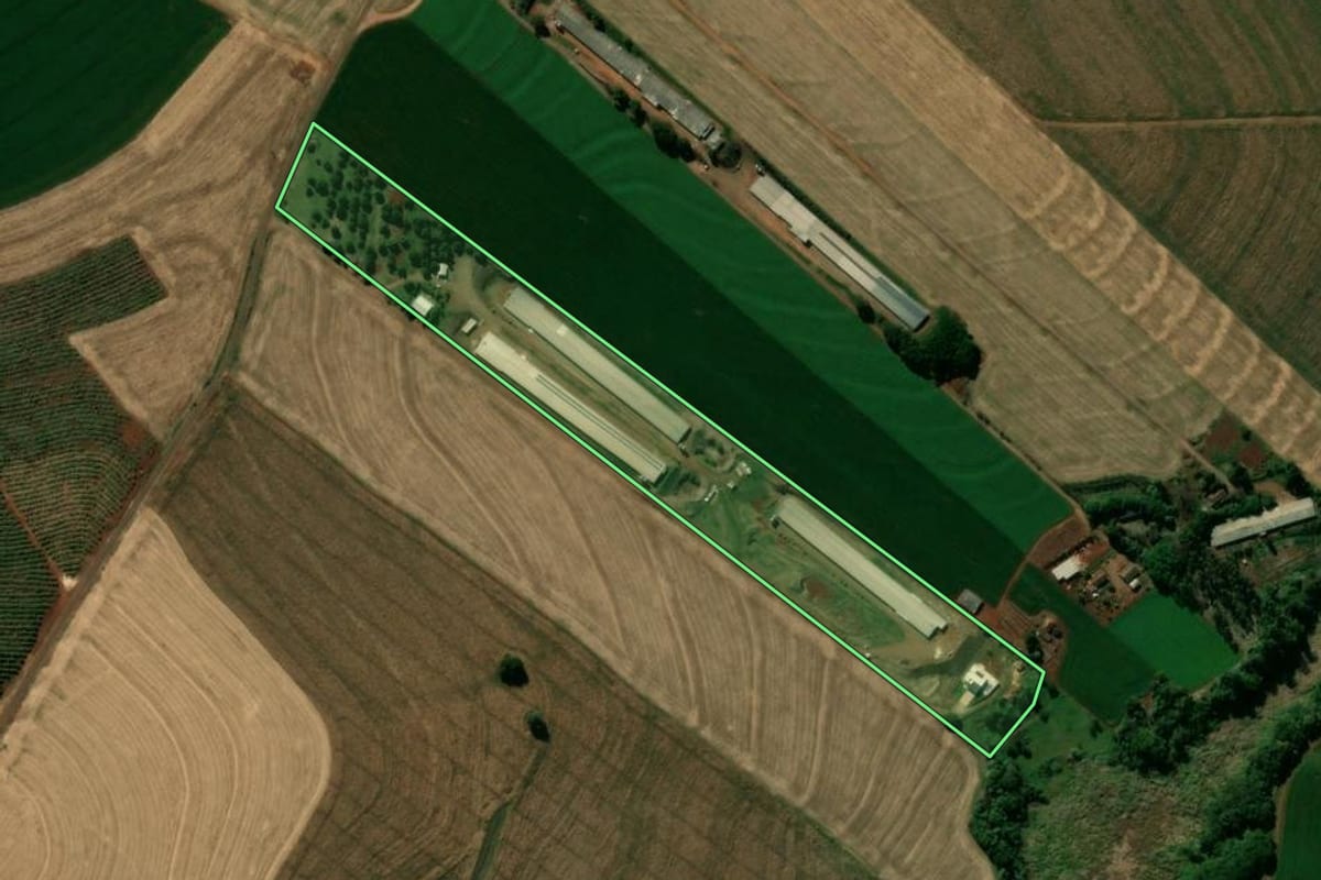 Imagem de satélite do imóvel rural em Lunardelli (PR), com o contorno declarado no CAR desenhado por cima.