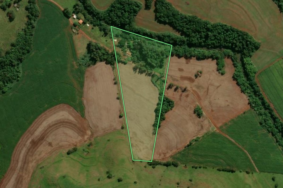 Imagem de satélite do imóvel rural em Lunardelli (PR), com o contorno declarado no CAR desenhado por cima.