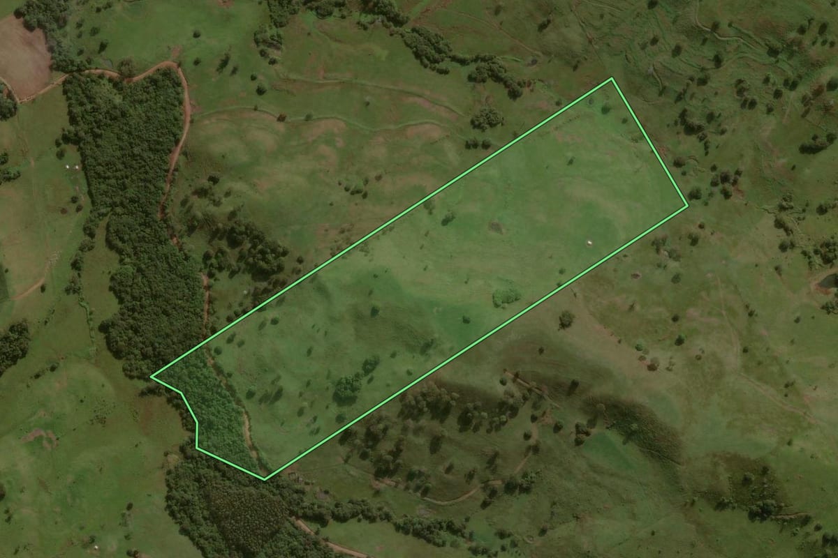 Imagem de satélite do imóvel rural em Lunardelli (PR), com o contorno declarado no CAR desenhado por cima.