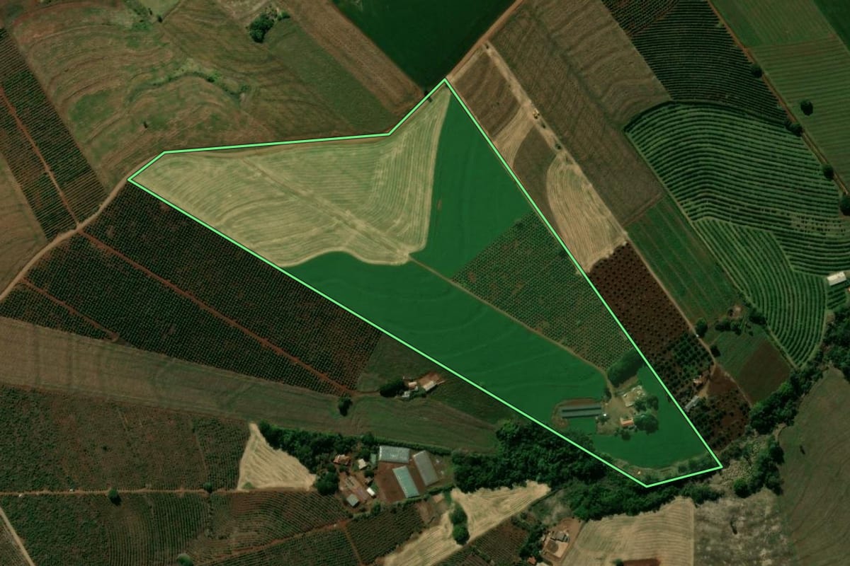 Imagem de satélite do imóvel rural em Lunardelli (PR), com o contorno declarado no CAR desenhado por cima.