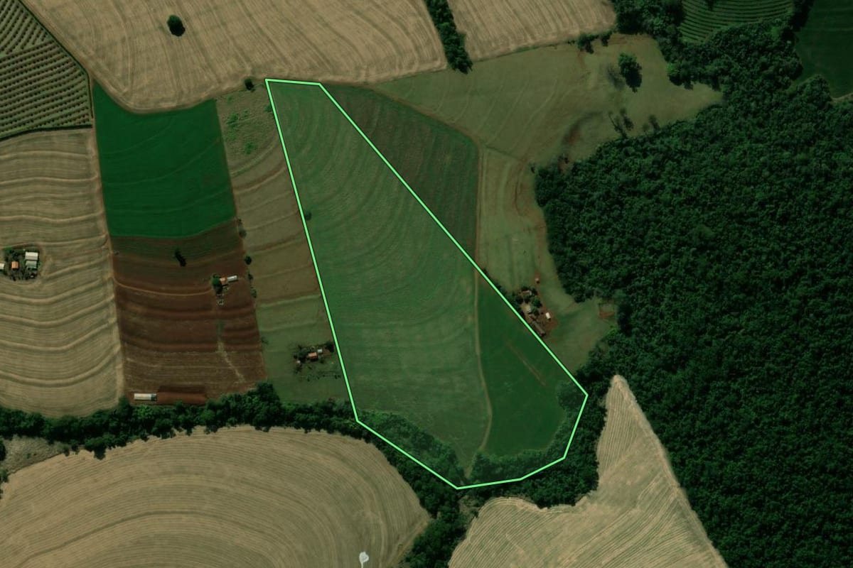Imagem de satélite do imóvel rural em Lunardelli (PR), com o contorno declarado no CAR desenhado por cima.