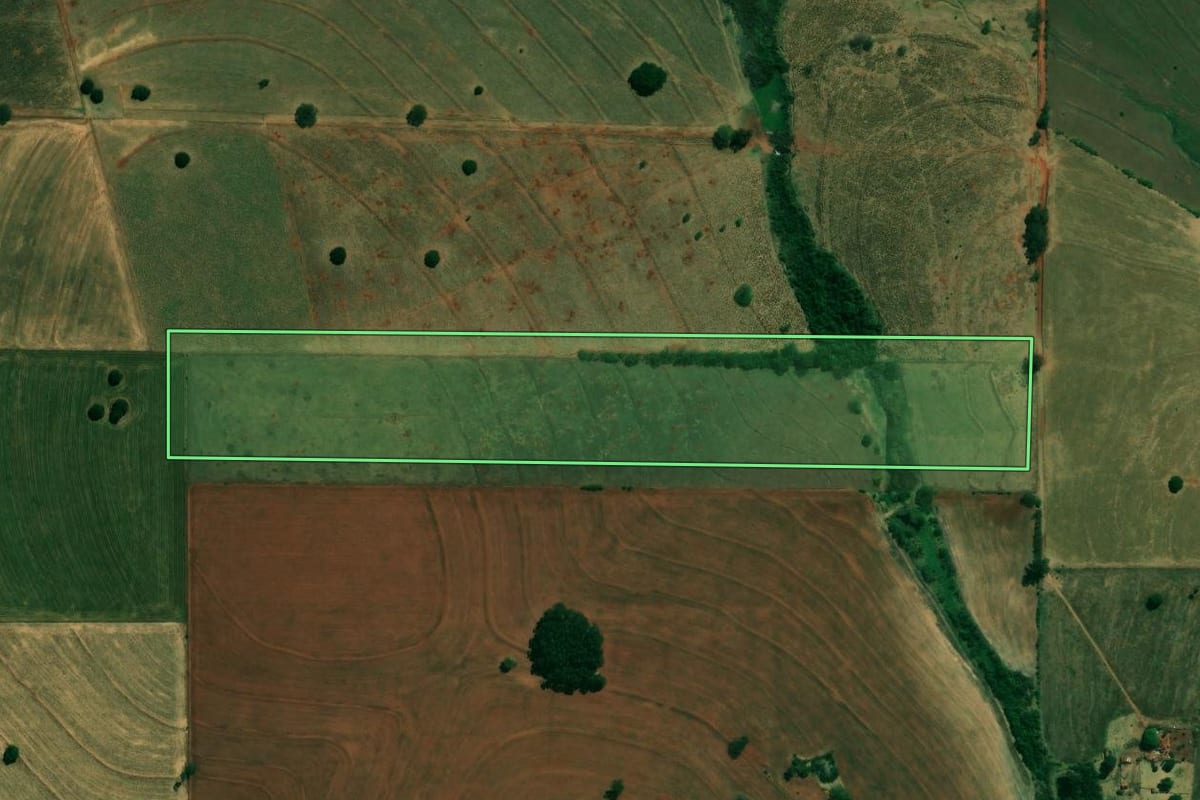 Imagem de satélite do imóvel rural em Lupionópolis (PR), com o contorno declarado no CAR desenhado por cima.