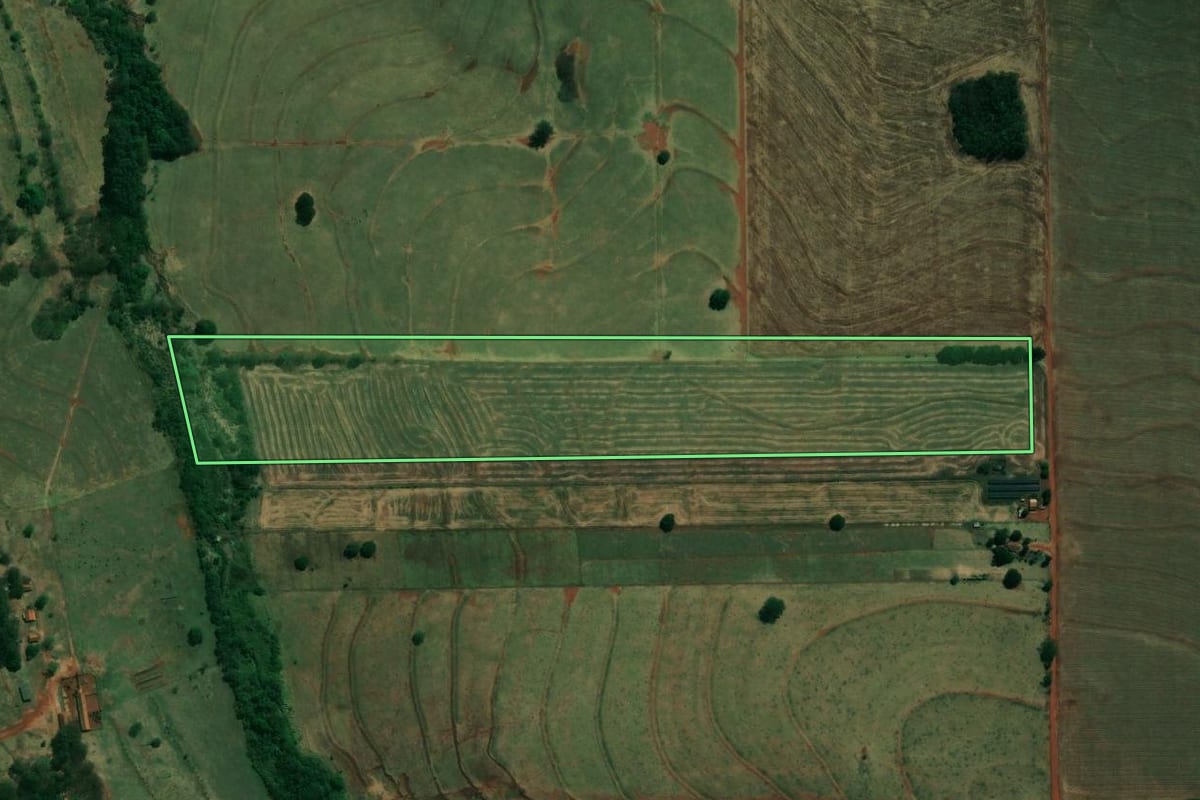 Imagem de satélite do imóvel rural em Lupionópolis (PR), com o contorno declarado no CAR desenhado por cima.