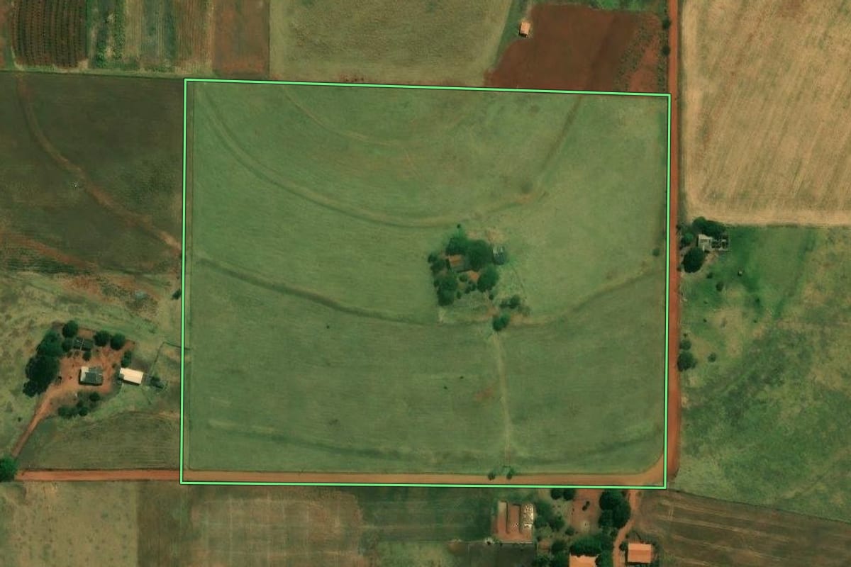 Imagem de satélite do imóvel rural em Lupionópolis (PR), com o contorno declarado no CAR desenhado por cima.