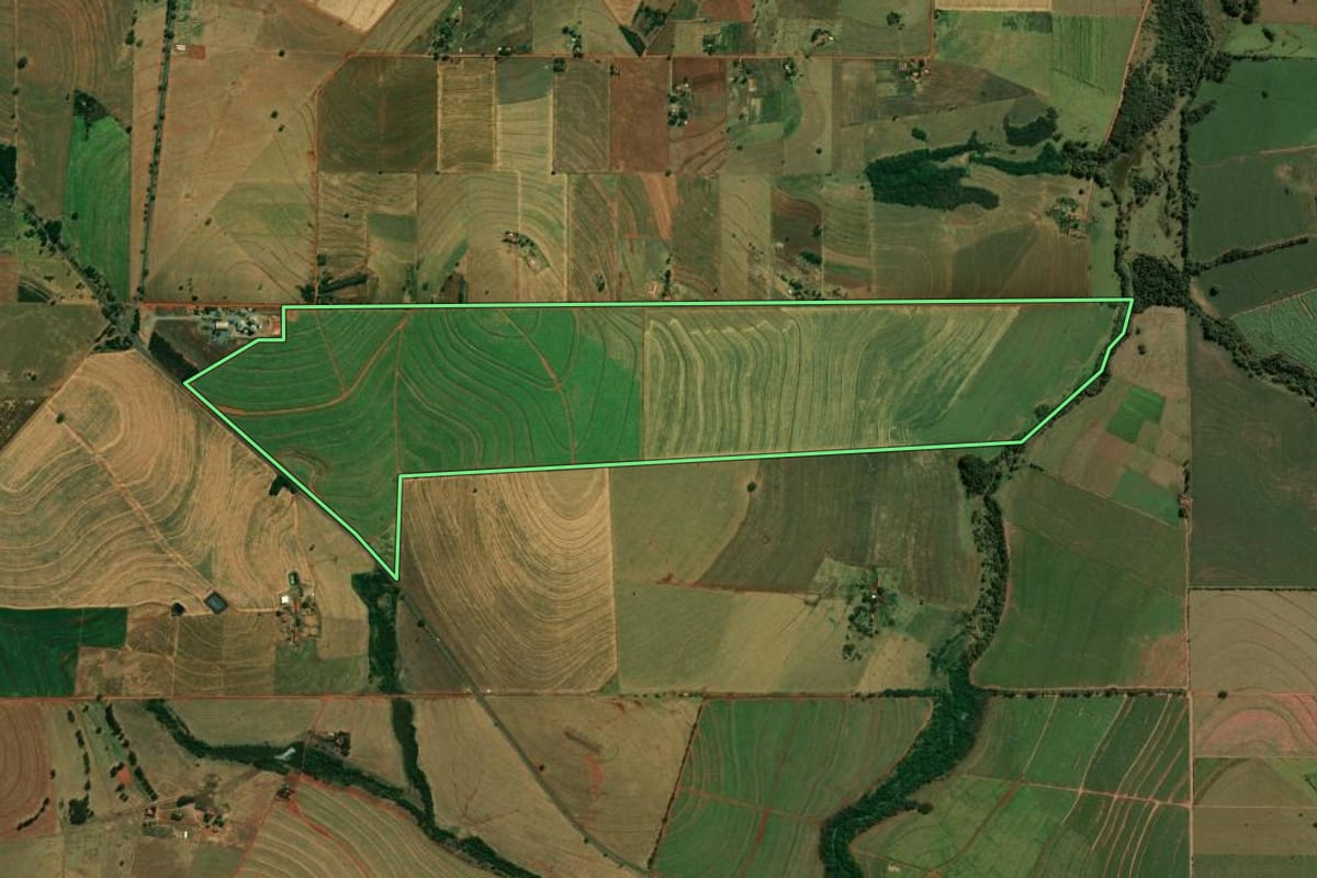 Imagem de satélite do imóvel rural em Lupionópolis (PR), com o contorno declarado no CAR desenhado por cima.