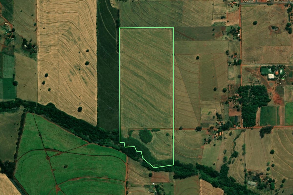 Imagem de satélite do imóvel rural em Lupionópolis (PR), com o contorno declarado no CAR desenhado por cima.