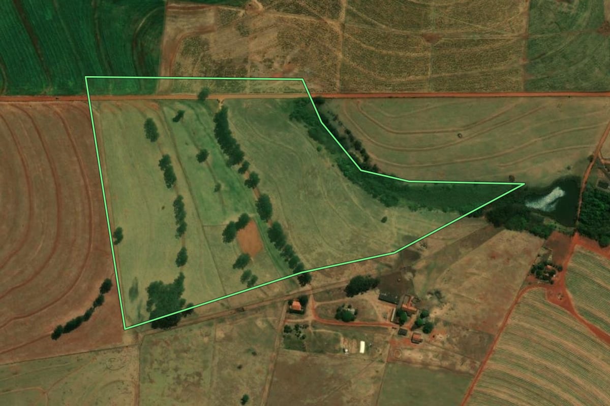 Imagem de satélite do imóvel rural em Lupionópolis (PR), com o contorno declarado no CAR desenhado por cima.