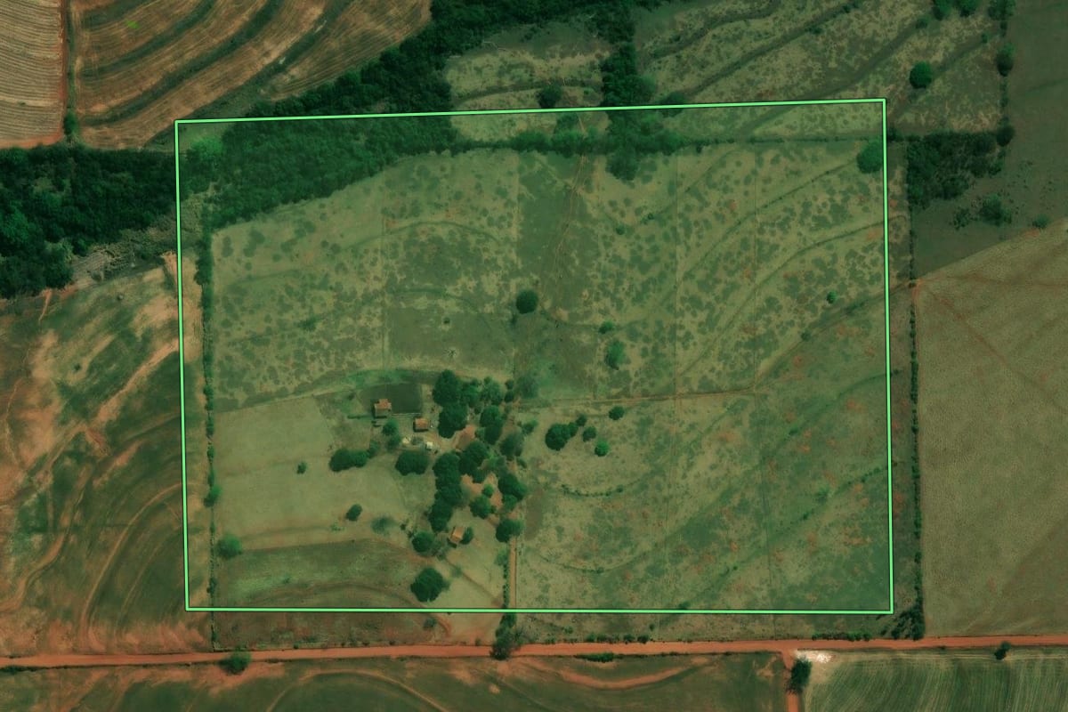 Imagem de satélite do imóvel rural em Lupionópolis (PR), com o contorno declarado no CAR desenhado por cima.