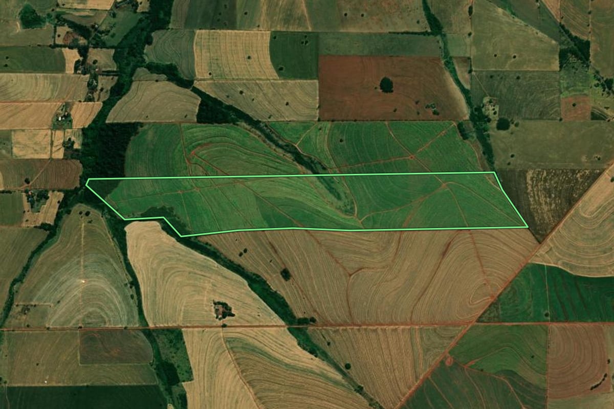 Imagem de satélite do imóvel rural em Lupionópolis (PR), com o contorno declarado no CAR desenhado por cima.