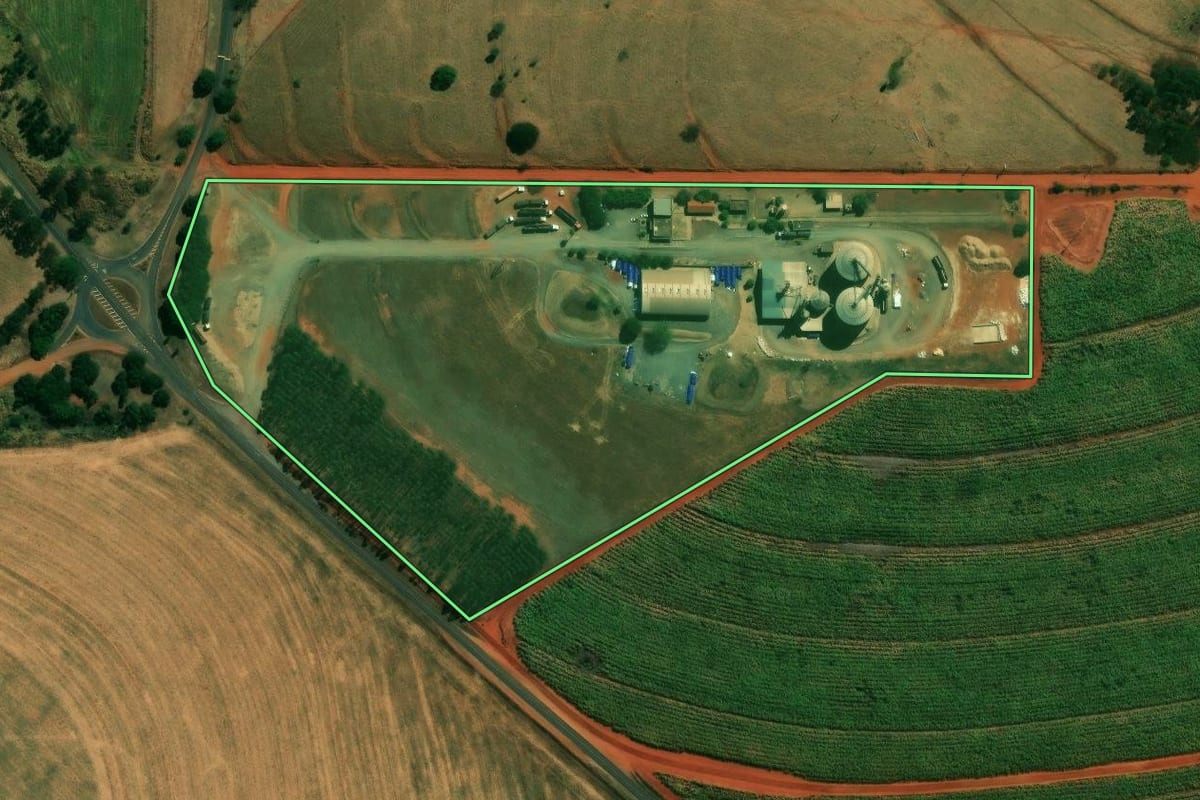 Imagem de satélite do imóvel rural em Lupionópolis (PR), com o contorno declarado no CAR desenhado por cima.