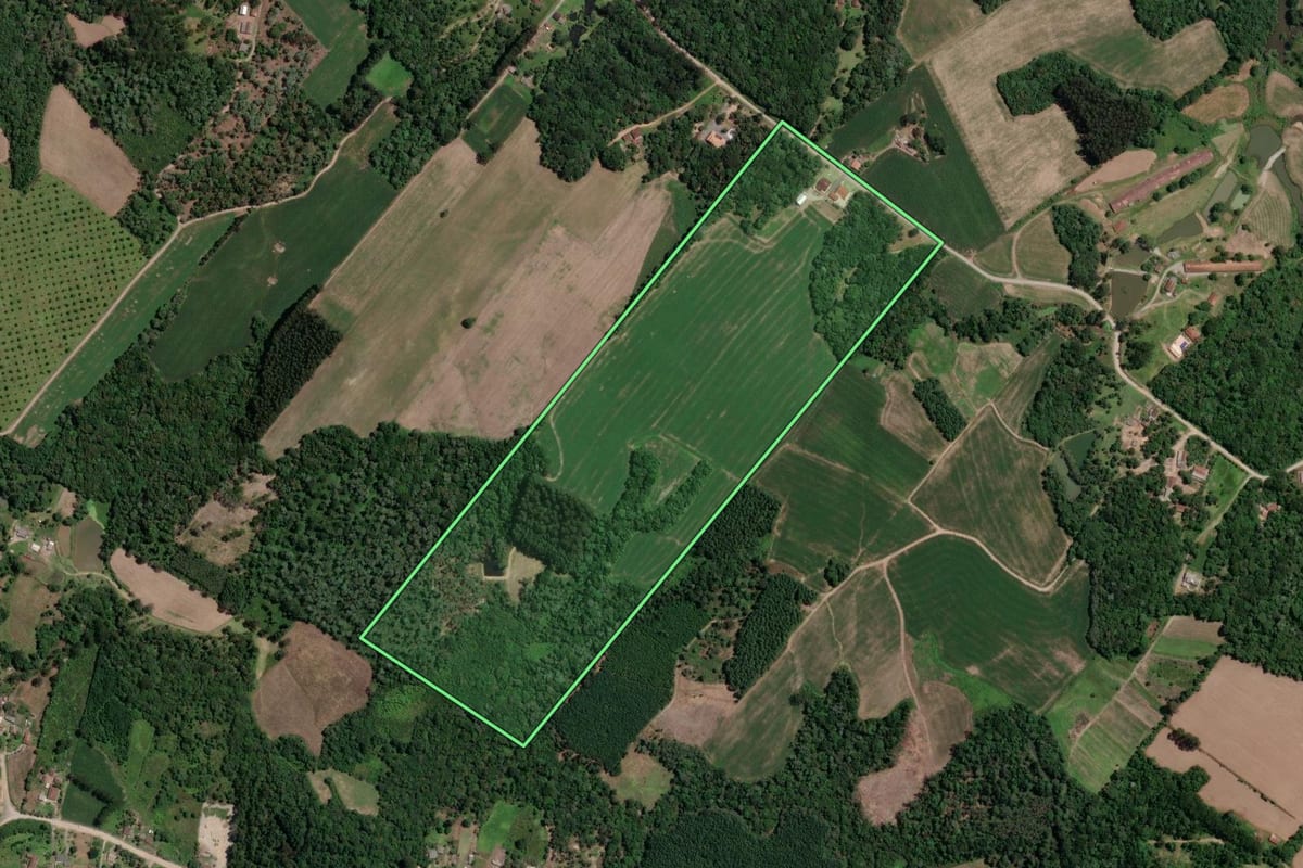 Imagem de satélite do imóvel rural em Mallet (PR), com o contorno declarado no CAR desenhado por cima.