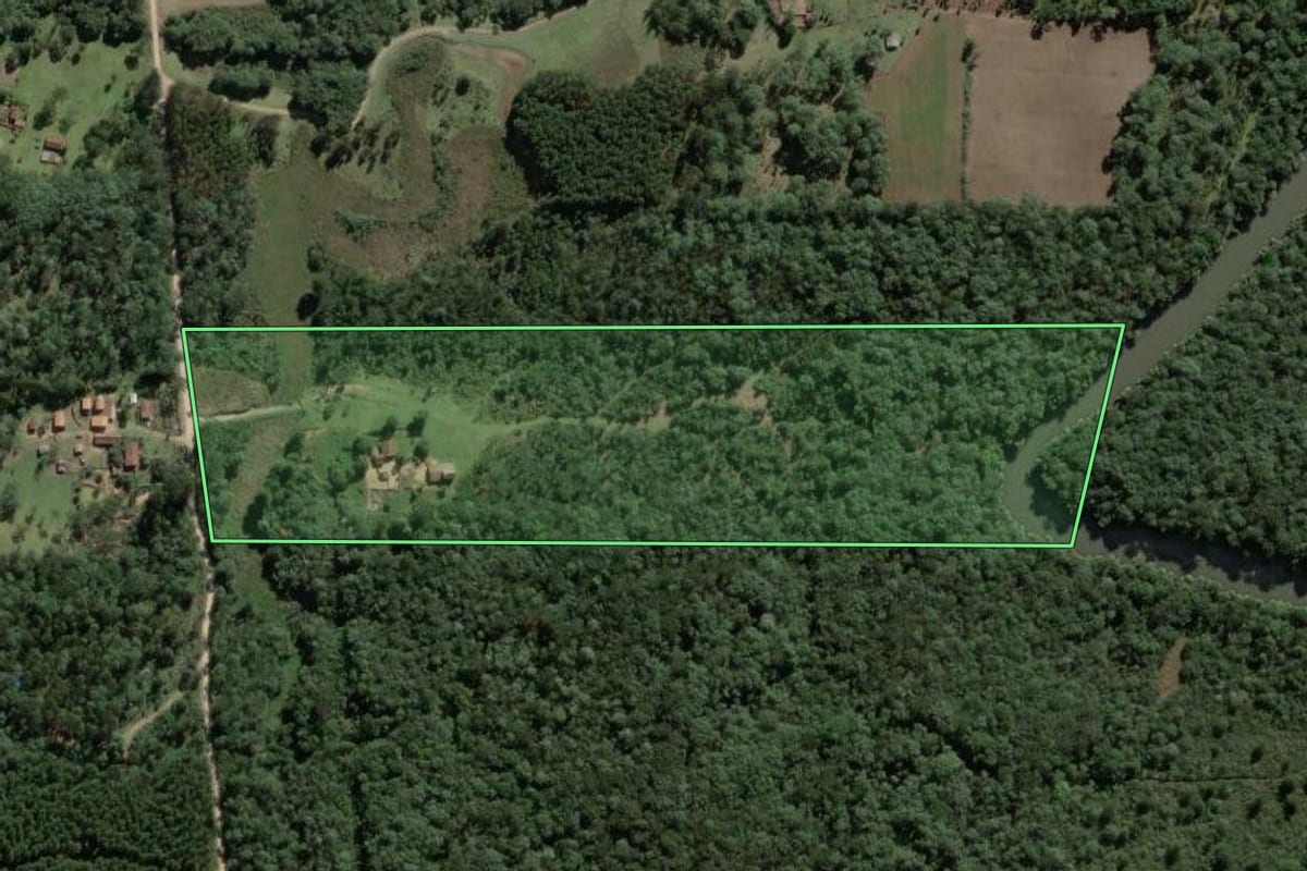 Imagem de satélite do imóvel rural em Mallet (PR), com o contorno declarado no CAR desenhado por cima.