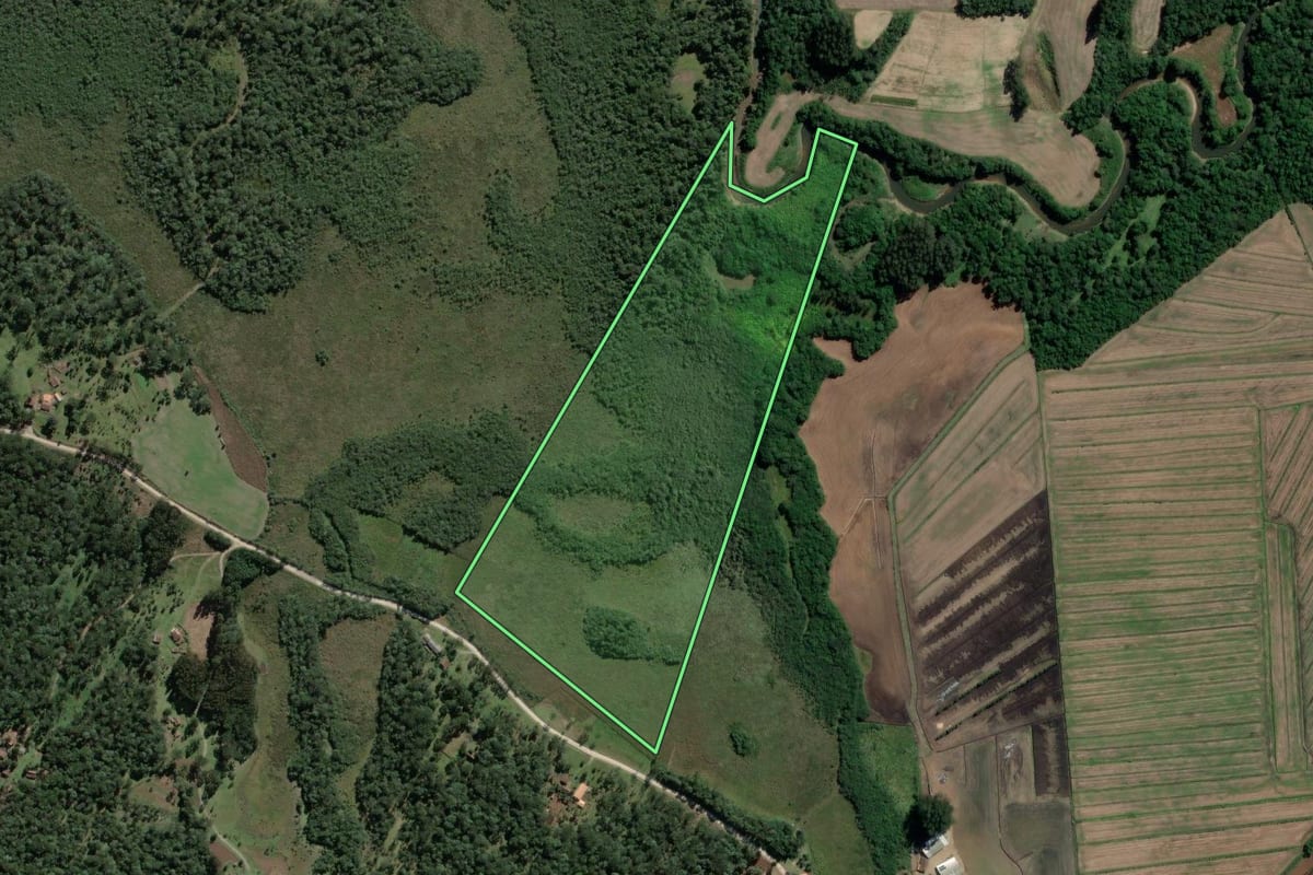 Imagem de satélite do imóvel rural em Mallet (PR), com o contorno declarado no CAR desenhado por cima.