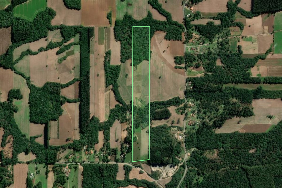 Imagem de satélite do imóvel rural em Mallet (PR), com o contorno declarado no CAR desenhado por cima.